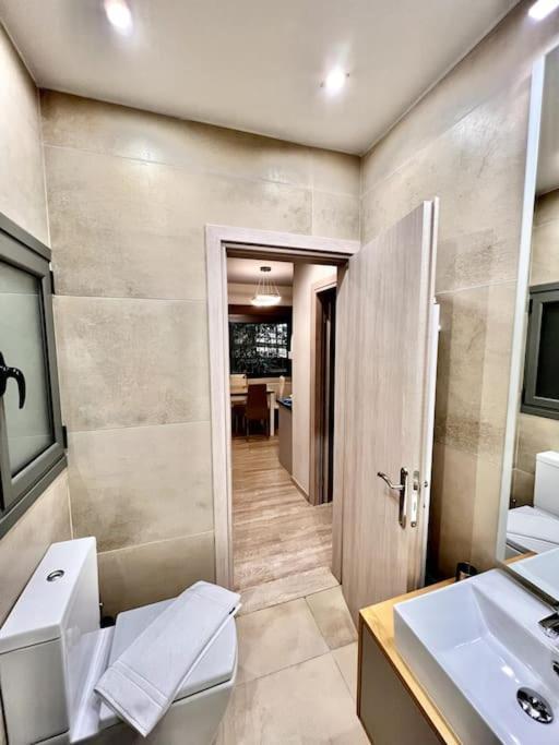 Lovely 1-Bedroom 2 Minutes From Beach Афины Экстерьер фото