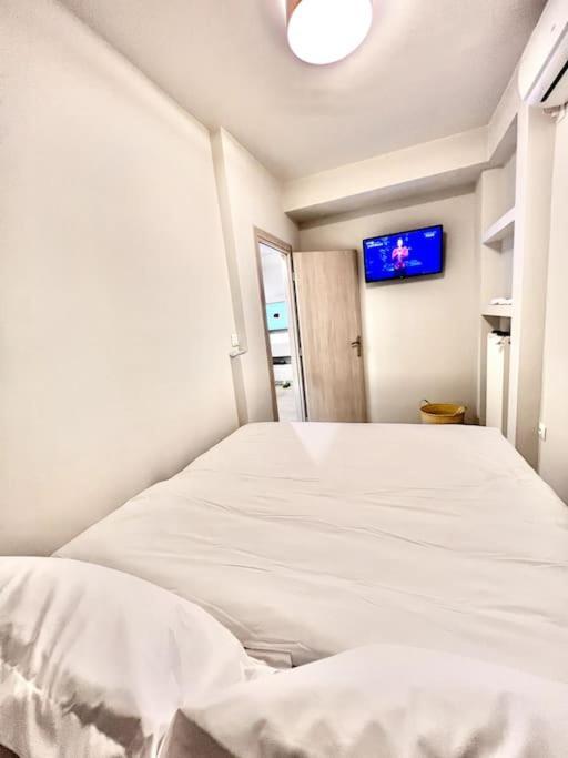 Lovely 1-Bedroom 2 Minutes From Beach Афины Экстерьер фото