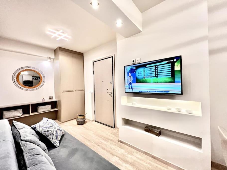Lovely 1-Bedroom 2 Minutes From Beach Афины Экстерьер фото